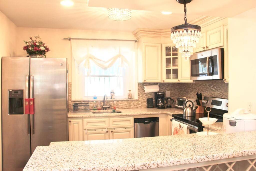 Walk To South Philly's Restaurants & Bars Holiday home *