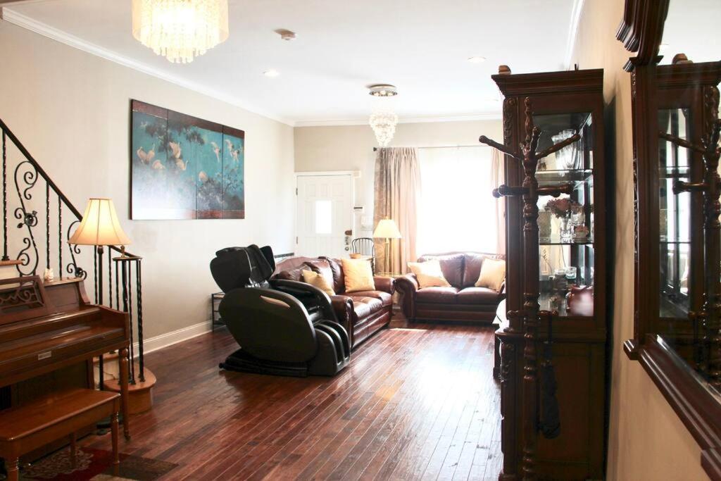 Walk To South Philly's Restaurants & Bars Holiday home *